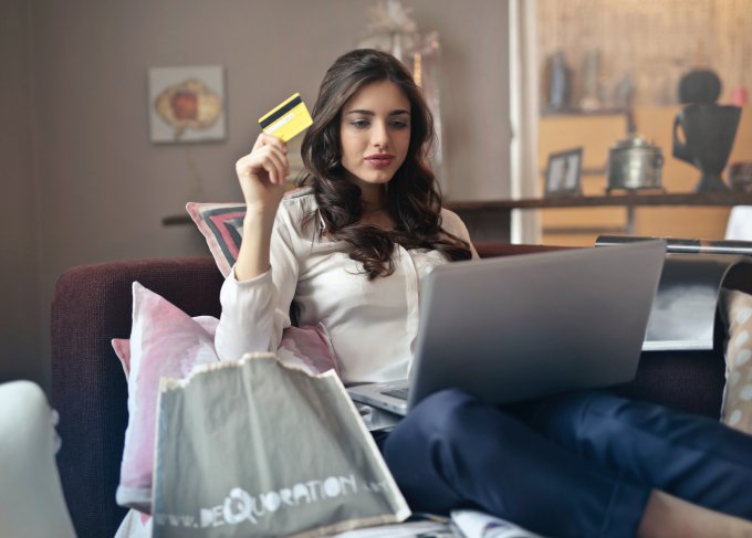 Zakupy w sklepie internetowym - dziewczyna z laptopem i kartą kredytową